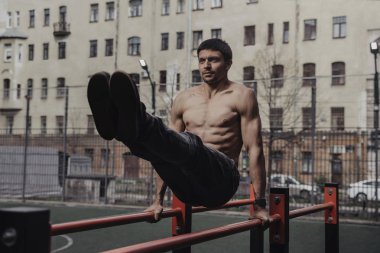 Genç adam karın egzersizi yapıyor..