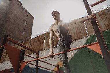 Gömleksiz atlet onun akıllı saat ile calisthenics pratik