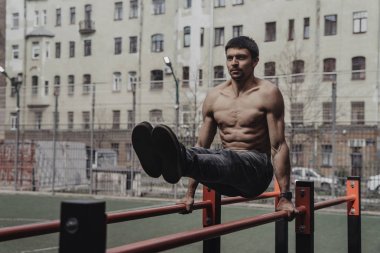 Bileğinde akıllı saat ile calisthenics pratik Atlet.