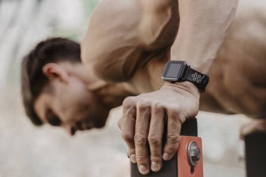 Hi akıllı saat ile calisthenics pratik sporcu yakın çekim