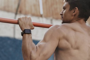 H üzerinde akıllı saat ile calisthenics pratik sporcu yakın çekim