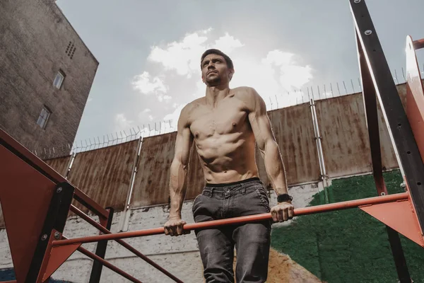 Gömleksiz atlet onun akıllı saat ile calisthenics pratik