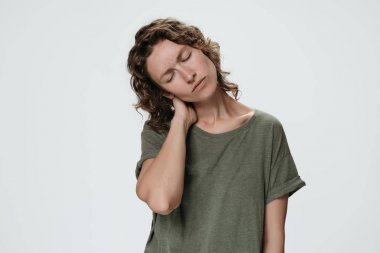 Yorgun üzgün genç kafkas kadın yorgun massagin muzdarip