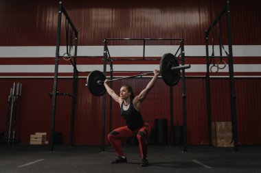 Güçlü kadın havai halter kaldırma, crossfit egzersizleri yapıyor.