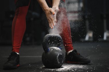 Crossfit kadın atlet in closeup d bulutu ile el çırpma