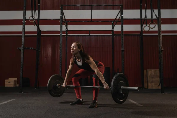 Atlet wanita muda melakukan latihan deadlift. Wanita yang kuat lifti — Stok Foto