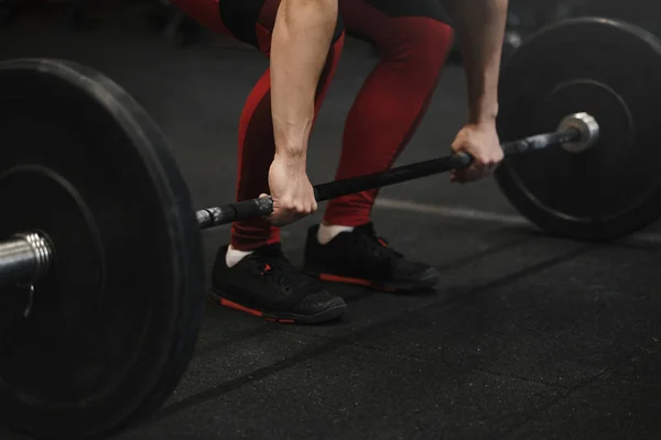 Pendekatan atlet perempuan crossfit mempersiapkan untuk angkat beban — Stok Foto