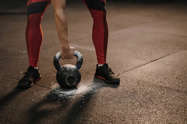 Nahaufnahme einer Sportlerin, die beim Crossfit-Training eine Kettlebell hält — Stockfoto