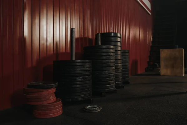 Equipo de Crossfit en el gimnasio. Pesas de pesas. Levantamiento de pesas concep — Foto de Stock