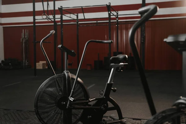 Bicicletas de ejercicio en el gimnasio de color rojo — Foto de Stock