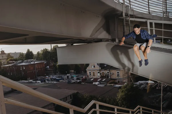 Freerun athlete doing scary jump from high bridge — Stock Photo, Image