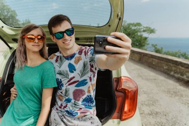 Güneş gözlüklü birkaç genç turistin fotoğrafı çekiliyor.