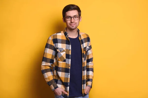 Feliz Hombre Moreno Aspecto Agradable Con Ropa Casual Sonriendo Cámara —  Fotos de Stock