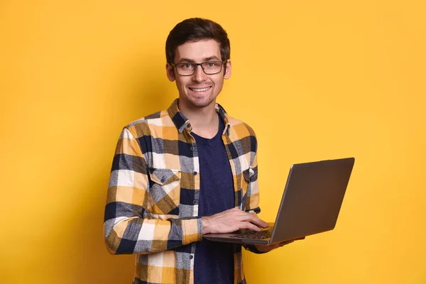 Joven Hombre Guapo Morena Gafas Está Sonriendo Felizmente Sosteniendo Portátil — Foto de Stock