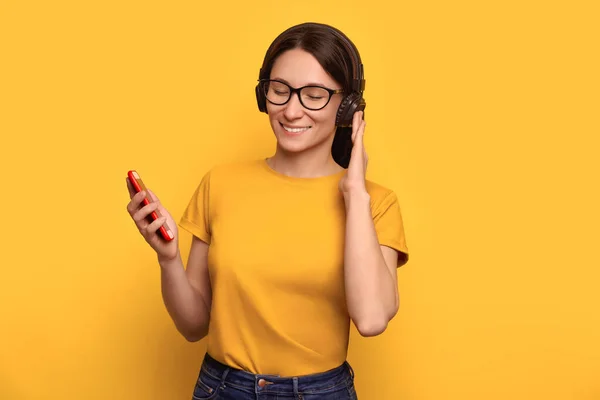 Pessoas Conceito Musical Mulher Despreocupada Encantada Com Danças Óculos Ritmo — Fotografia de Stock