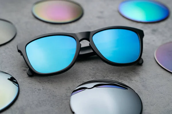 Närbild Moderna Nya Solglasögon Omgivna Flerfärgade Linser Bordet Optisk Butik — Stockfoto