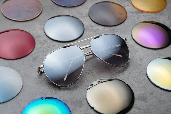 各种不同颜色的光学矫正镜片的眼罩 时尚时髦的太阳镜 以保护眼睛免受阳光照射 视力的概念 — 图库照片