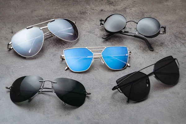 Sortiment Nya Trendiga Moderna Hipster Solglasögon Bordet Den Optiska Butiken — Stockfoto