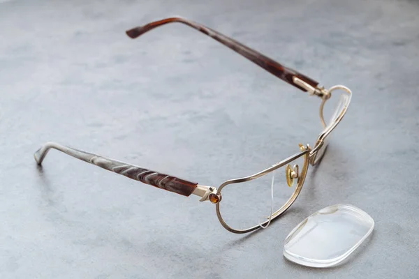 Törött Szemüveg Közelsége Sérült Kerettel Lencsével Asztalon Optikai Boltban Professzionális — Stock Fotó