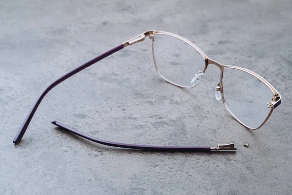 Närbild Korrigerande Glasögon Med Trasiga Tempel Ligger Bordet Optik Professionell — Stockfoto