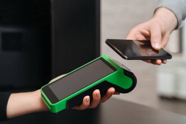 Smartphone 'da NFC teknolojisi ile cep telefonu ödemesi, NFC terminali üzerinden akıllı telefonla alışveriş yapan müşteriler