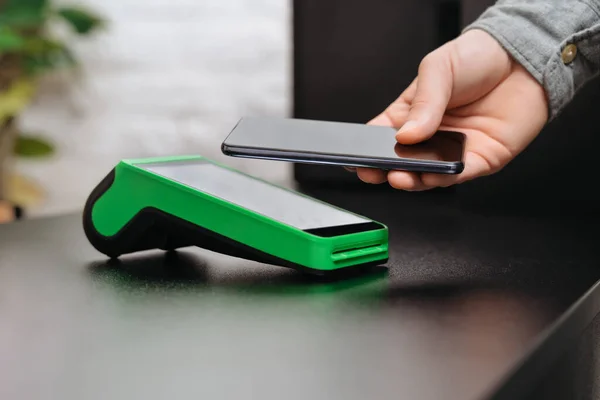 Man Paying Bill Smartphone Using Nfc Technology Shop Male Customer — Stock Photo, Image