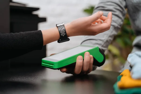 Primer Plano Mujer Que Paga Por Compra Través Smartwatch Utilizando —  Fotos de Stock