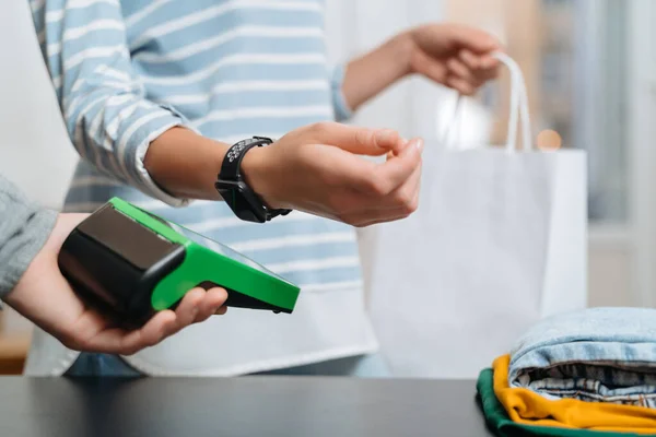 Modern Kvinna Använder Terminal För Kontaktlös Betalning Med Smartwatch Disk — Stockfoto