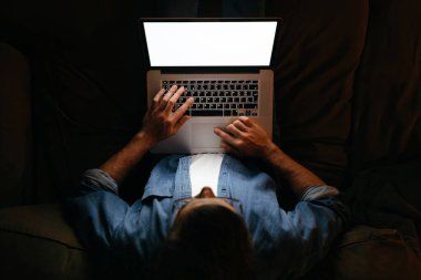 Gözlüklü genç işadamı gece geç saatlere kadar çalışıyor, ekranlara bakıyor, mesajlaşıyor. Çalışkan, fazla mesai yapan, evde çalışan, son teslim tarihi olan bir adam. Boş ekran