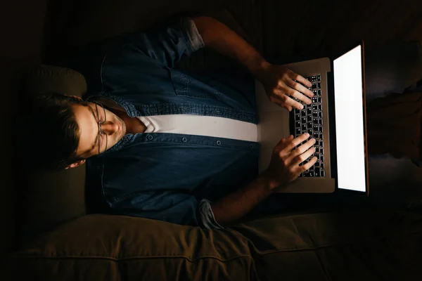 Jonge Programmeur Brillen Die Avonds Laat Laptop Werken Thuis Bank — Stockfoto