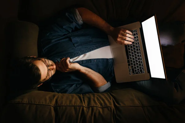 Jonge Zakenman Freelancer Werkt Overuren Met Laptop Thuis Ligt Avonds — Stockfoto