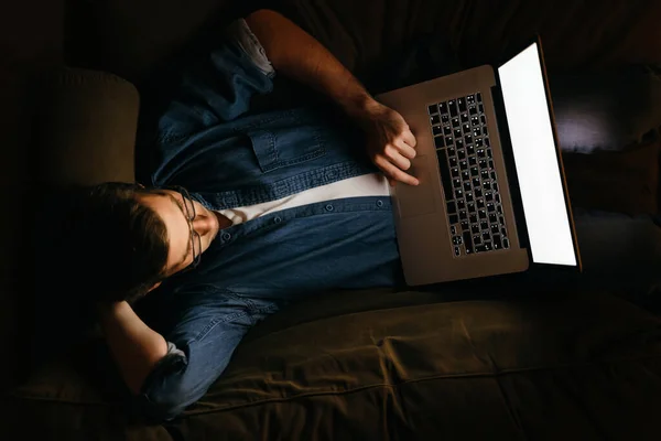 Ung Affärsman Ligger Soffan Med Laptop Sent Natten Och Vilar — Stockfoto