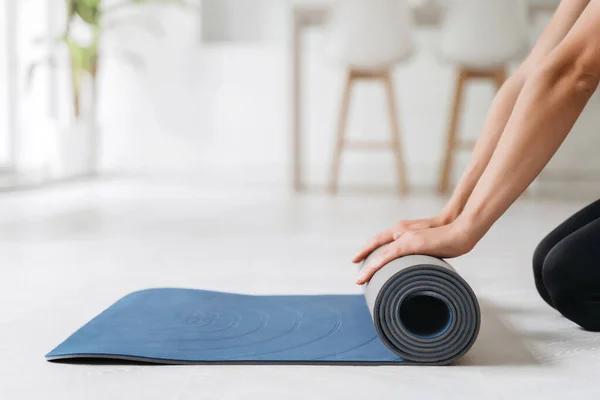 Närbild Kvinnliga Händer Förbereda Fitnessmatta För Yoga Eller Träning Klasser — Stockfoto