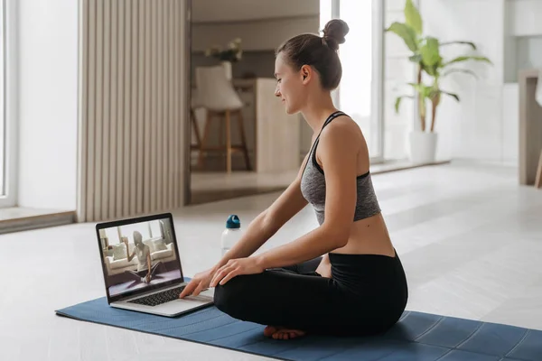 Profesora Yoga Realizando Clases Virtuales Yoga Casa Una Videoconferencia Mujer — Foto de Stock