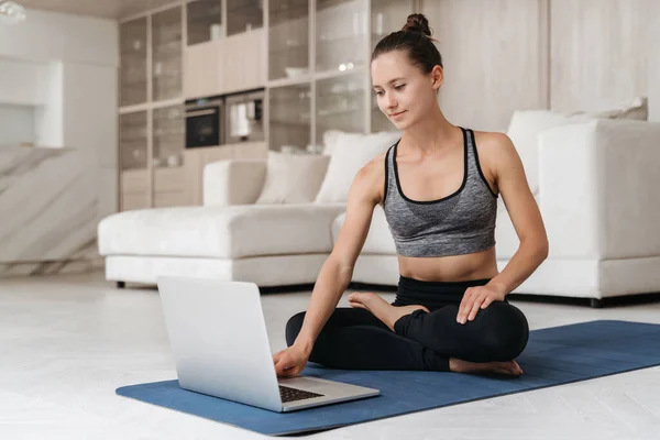 Leende Ung Passform Kvinna Lärande Yoga Övningar Sitter Mattan Lotus — Stockfoto