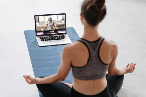 Close Jovem Mulher Esportiva Praticando Ioga Line Com Laptop Casa — Fotografia de Stock