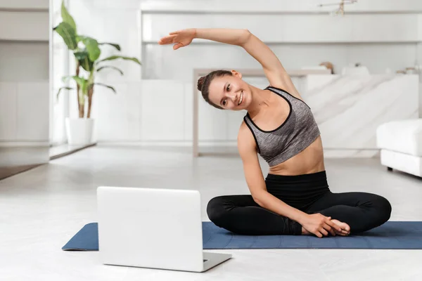 Mujer Joven Forma Ropa Deportiva Practicando Yoga Casa Con Entrenamiento — Foto de Stock