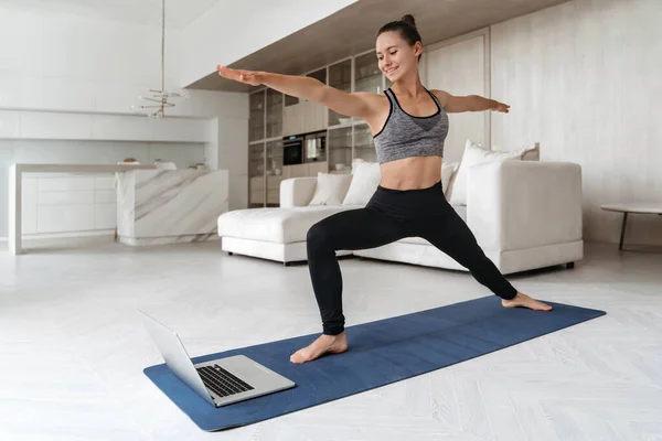 Mujer Deportiva Practicando Yoga Casa Debido Distanciamiento Social Utilizando Laptop — Foto de Stock