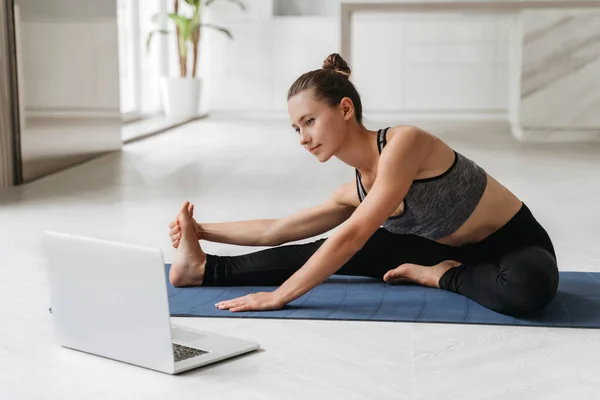 Joven Mujer Deportiva Haciendo Ejercicios Yoga Mientras Está Sentada Alfombra — Foto de Stock