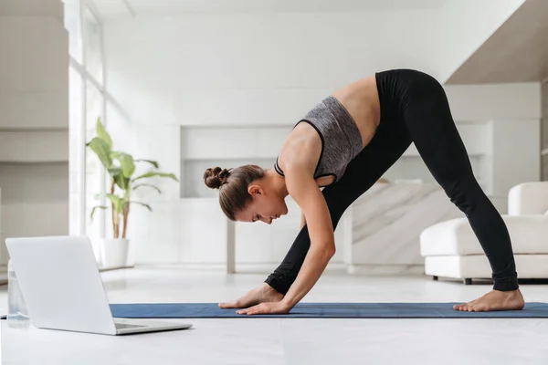 Fantastisk Ung Vacker Brunett Fitness Kvinna Gör Stretching Övningar Inomhus — Stockfoto