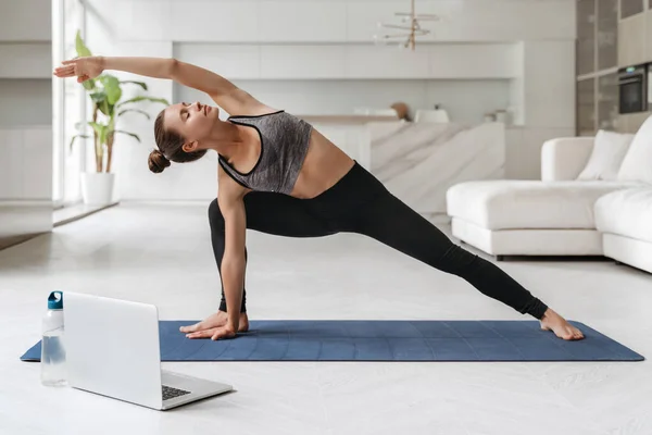 Ung Attraktiv Kvinna Utövar Yoga Och Stretching Kropp Hemma Med — Stockfoto