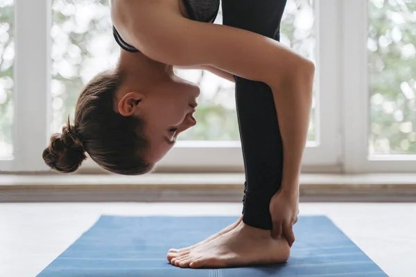Evde Yoga Stüdyosunda Yoga Yapan Genç Spor Yapan Tepeden Tırnağa — Stok fotoğraf