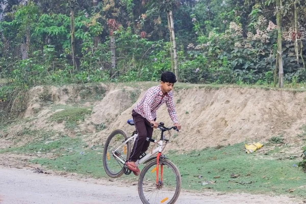 Adolescente Mostrando Acrobacias Com Bicicleta Mantendo Roda Traseira — Fotografia de Stock