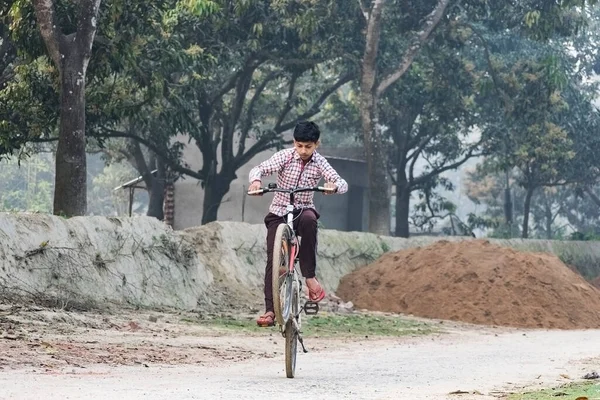 Adolescente Mostrando Acrobacias Con Bicicleta Manteniendo Rueda Delantera Aire — Foto de Stock