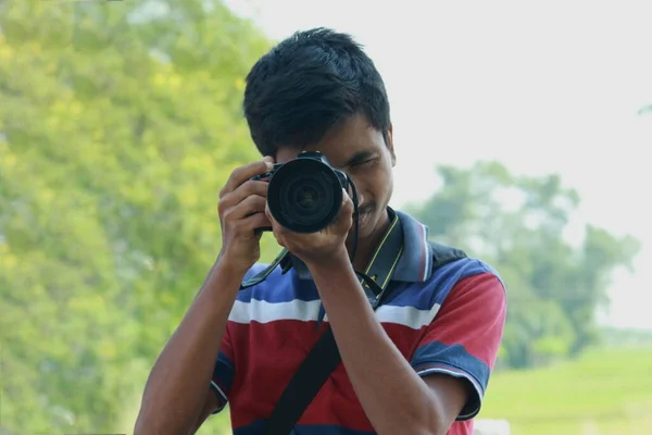 Jeune Garçon Regarde Travers Caméra Prend Des Photos Pointant Vers — Photo