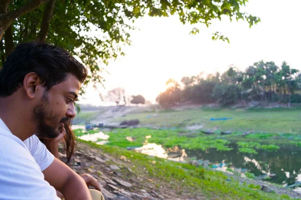 Jovem Olhando Para Baixo Livre Frente Paisagem Ribeirinha — Fotografia de Stock