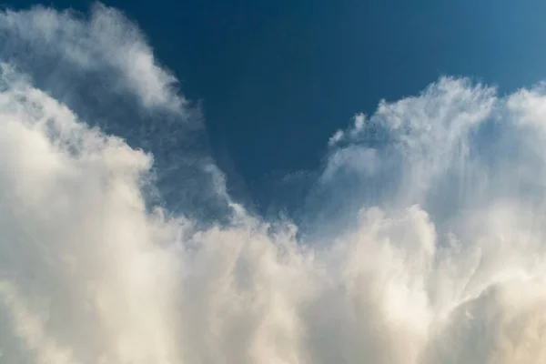 Algodão Macio Branco Como Nuvens Céu Azul Vibrante — Fotografia de Stock