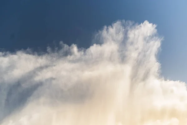Algodão Macio Branco Como Nuvens Céu Azul Vibrante — Fotografia de Stock