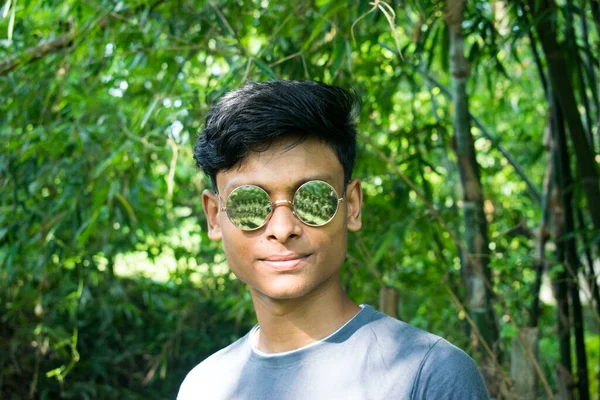 Retrato Adolescente Usando Óculos Sol Frente Fundo Natural Livre — Fotografia de Stock