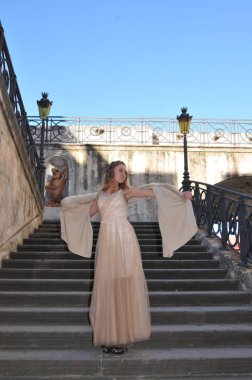 Genç gelin çıktı